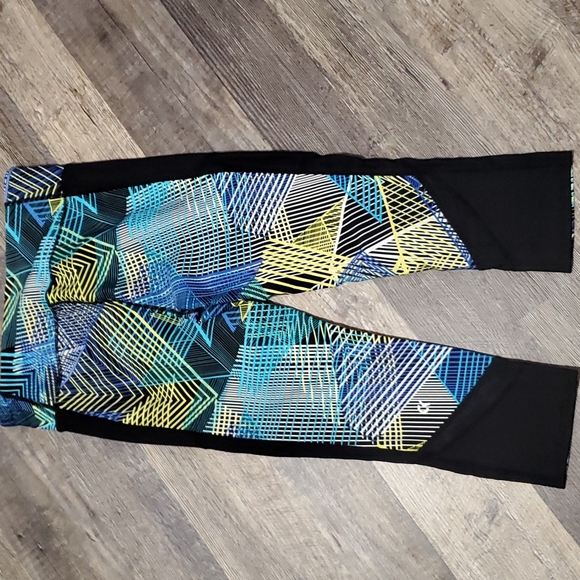 Medium Calvin Klein Performance Athletic Capris - Picture 4 of 10